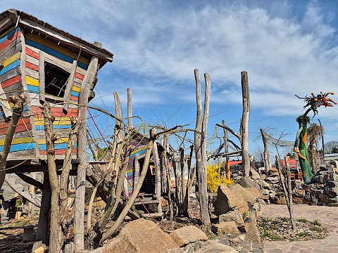 Urige Häuschen bieten eine heimelige Spielkulisse