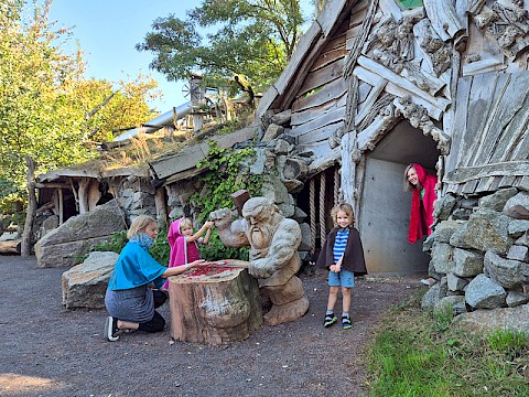 Der imposante Zwerg vor dem Bergwerk ist ein beliebtes Fotomotiv im Park